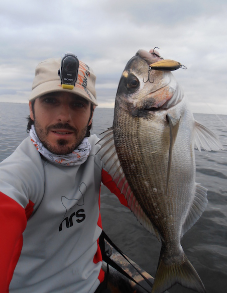 Dorada-engañada-desde-kayak-con-un-paseante-hundido.