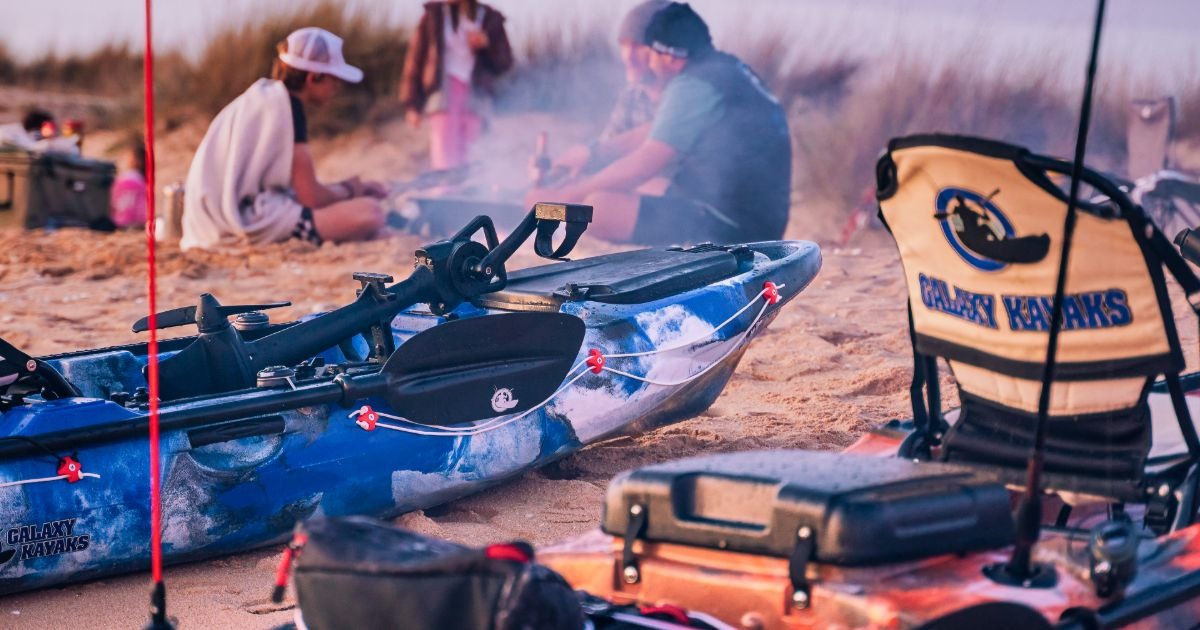 Motor eléctrico, remo o pedales: qué elegir para tu kayak